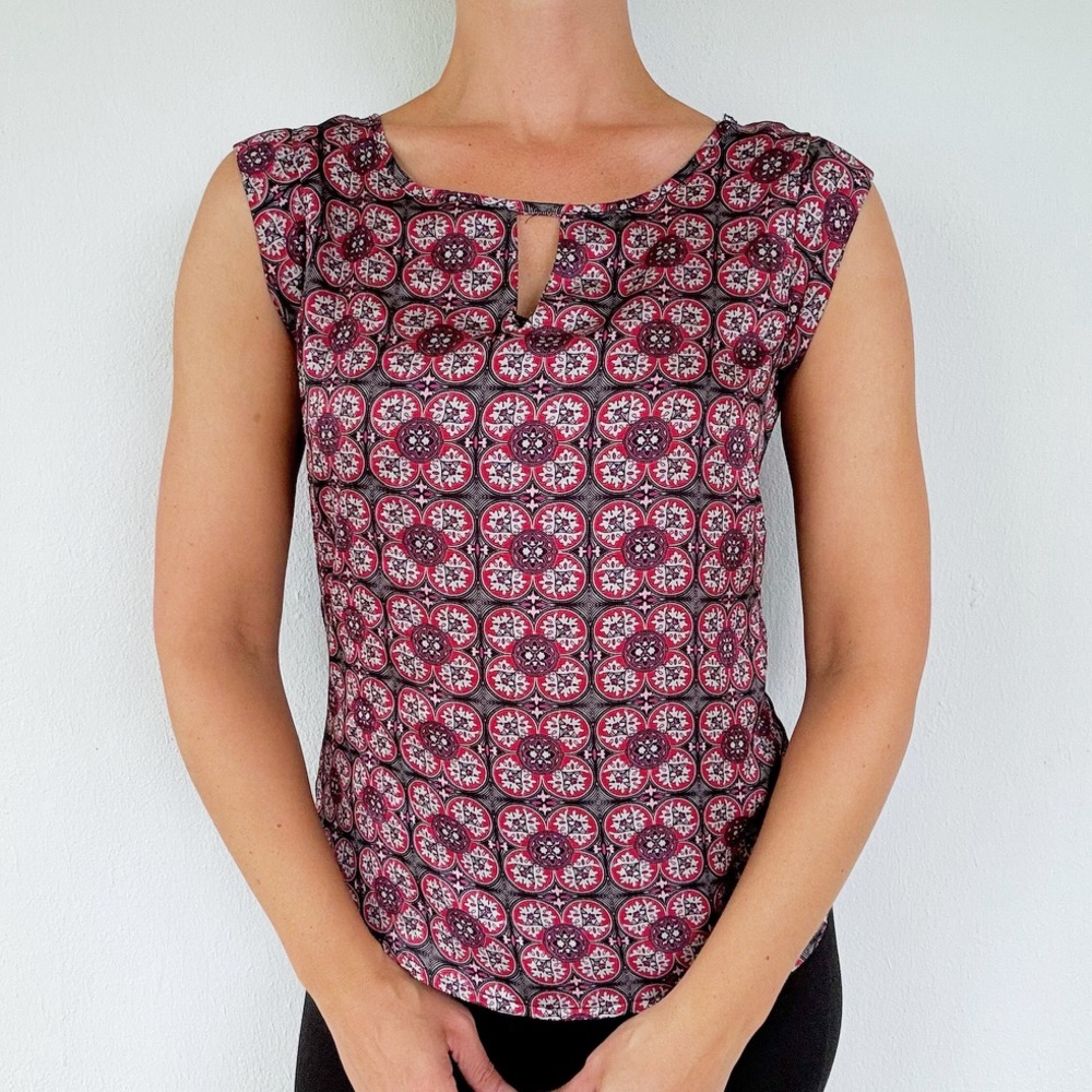 The Limited red black geometric henna medallion print keyhole blouse size XS